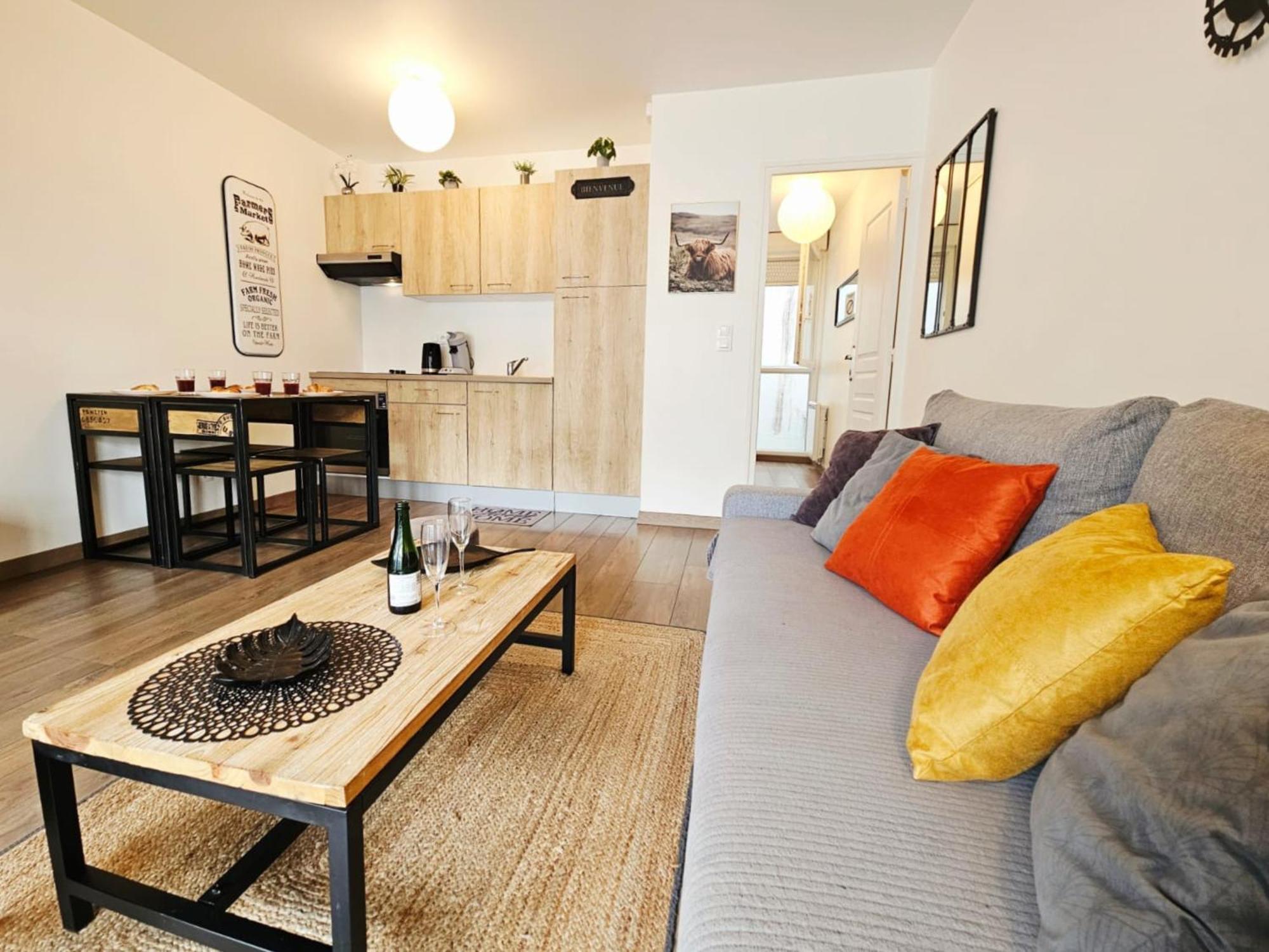 Passage Secret - Ideal Pro, Couples, Familles & Amis - Le Calme En Hypercentre - Wifi Debit - Netflix - Machine A Laver - Gare, Cathedrale, Commerces, Restaurants & Transports En Commun A Moins De 10 Minutes A Pied Apartment *